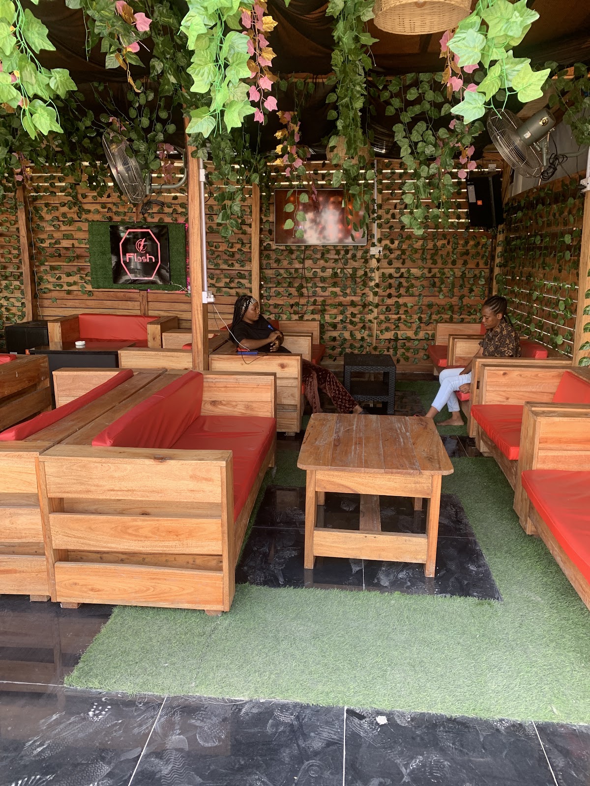 Flash Lounge and Suite