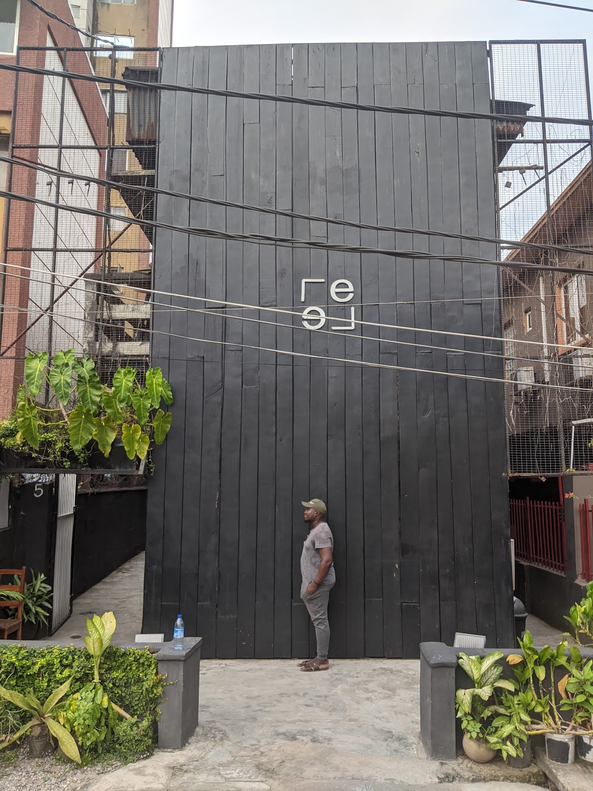 Rele Gallery / Young Contemporaries