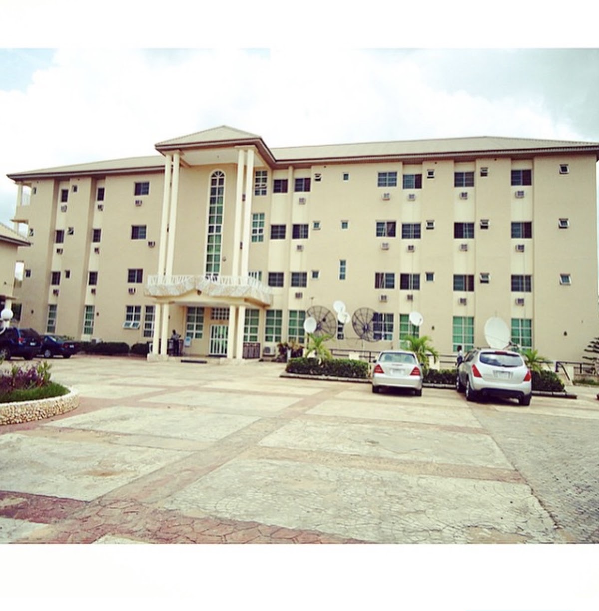 Vichi Gates Hotel and Suites