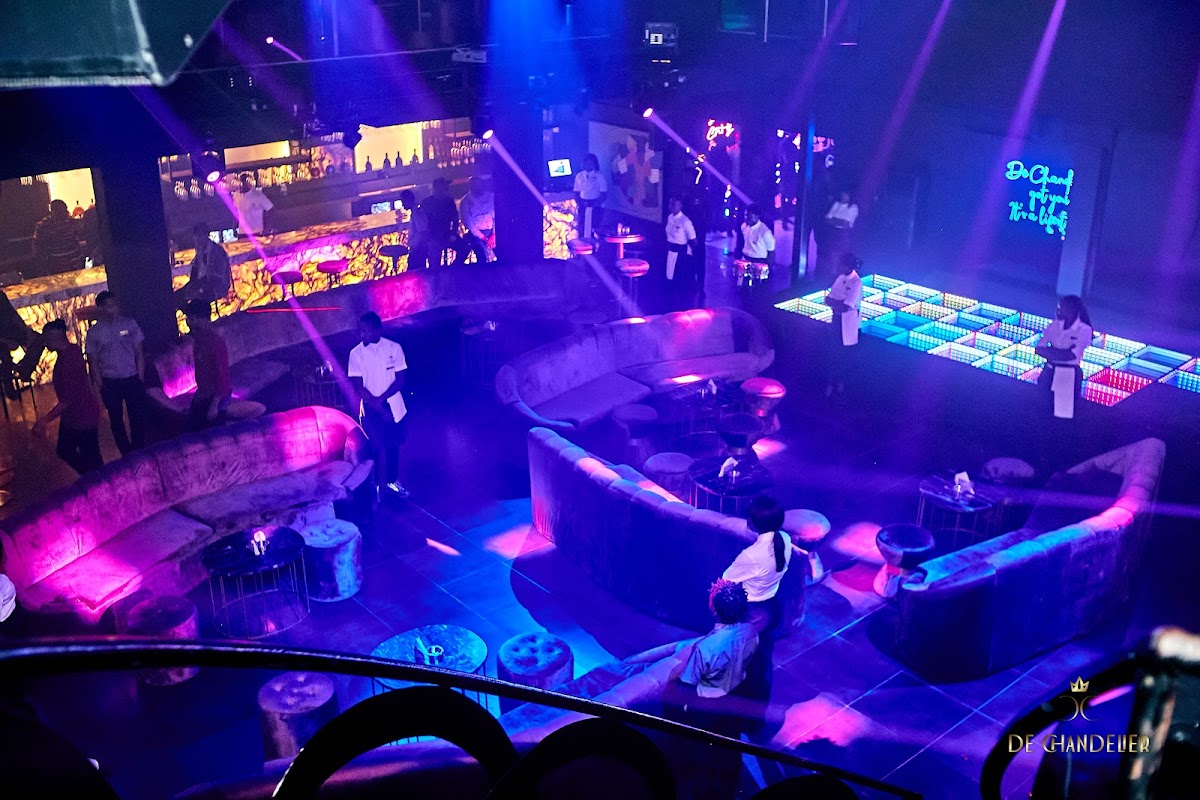 De Chandelier Night Club