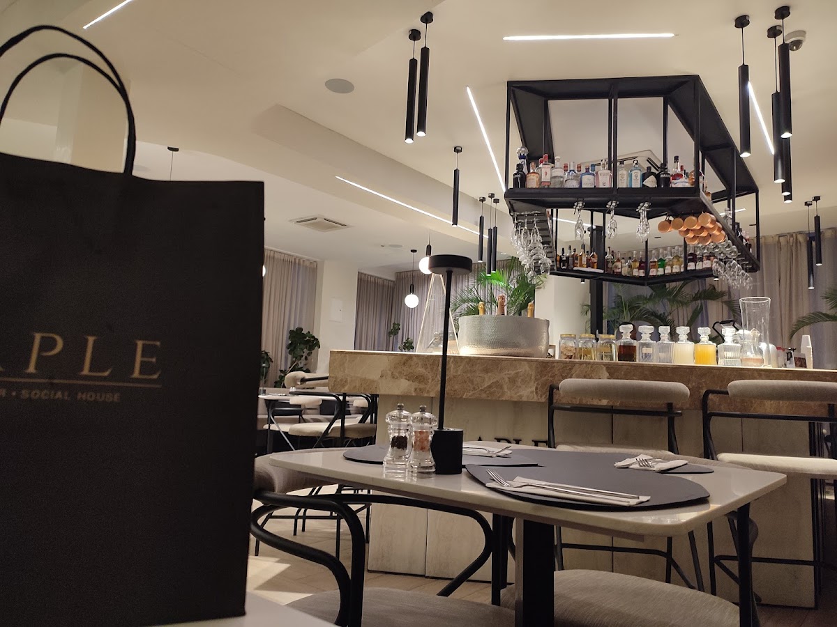 Maple Resto-Bar
